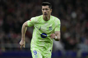 Stürmerstar Robert Lewandowski droht den Saisonauftakt von Spaniens Fußball-Meister FC Barcelona zu verpassen.