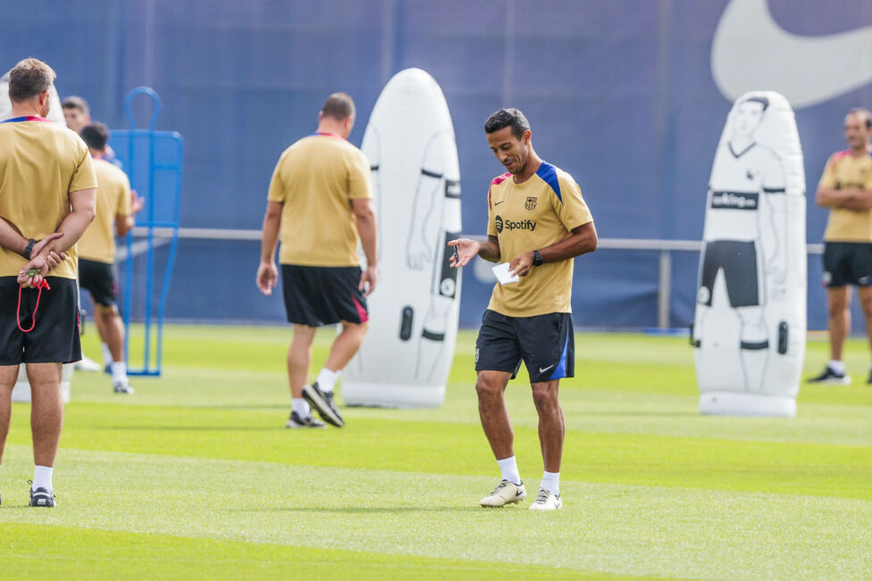 Gemeinsam gewannen sie mit dem FC Bayern das Triple, jetzt unterstützt Thiago Alcántara seinen ehemaligen Coach Hansi Fl