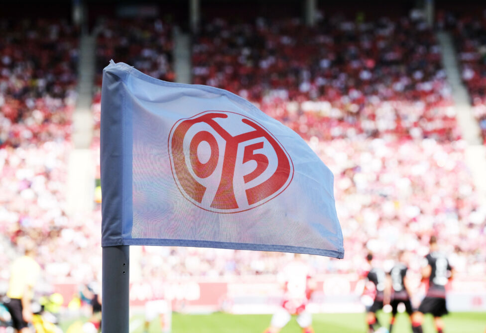 Der deutsche Bundesligist FSV Mainz 05 hat wegen des Fehlverhaltens seiner Anhänger in der Conference League eine saftig