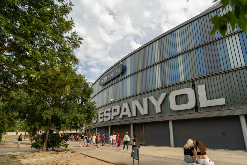Ein Anhänger des spanischen Erstligisten Espanyol Barcelona ist am Mittwoch wegen rassistischer Beleidigungen gegen Stür