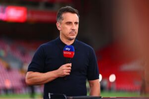 United-Legende Neville am Sky-Mikro