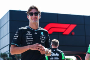 George Russell im F1 Paddock
