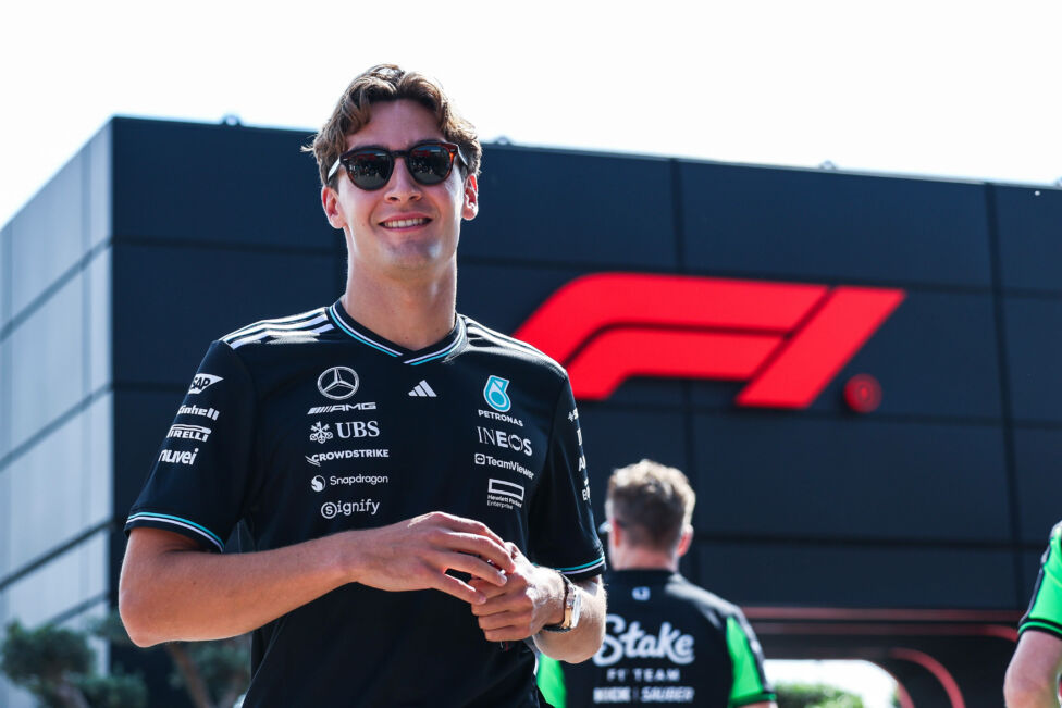 George Russell im F1 Paddock