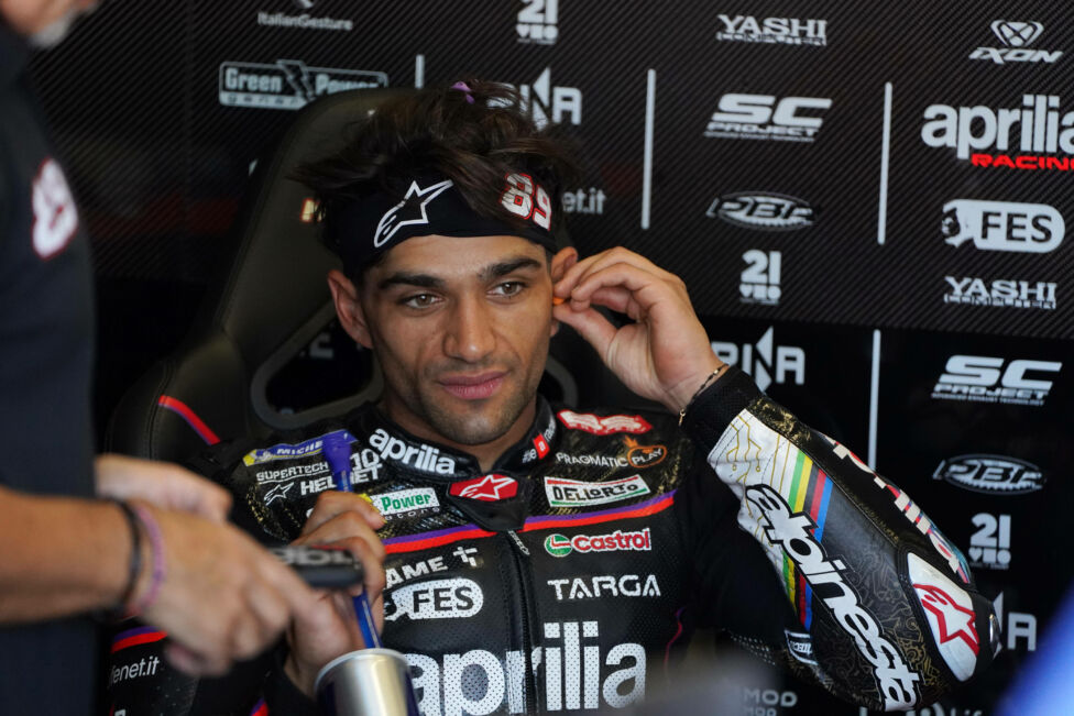 Jorge Martin wurde nach seinem Sturz im Motorrad-Sprint-Rennen von Japan in Barcelona erfolgreich am rechten Schlüsselbe