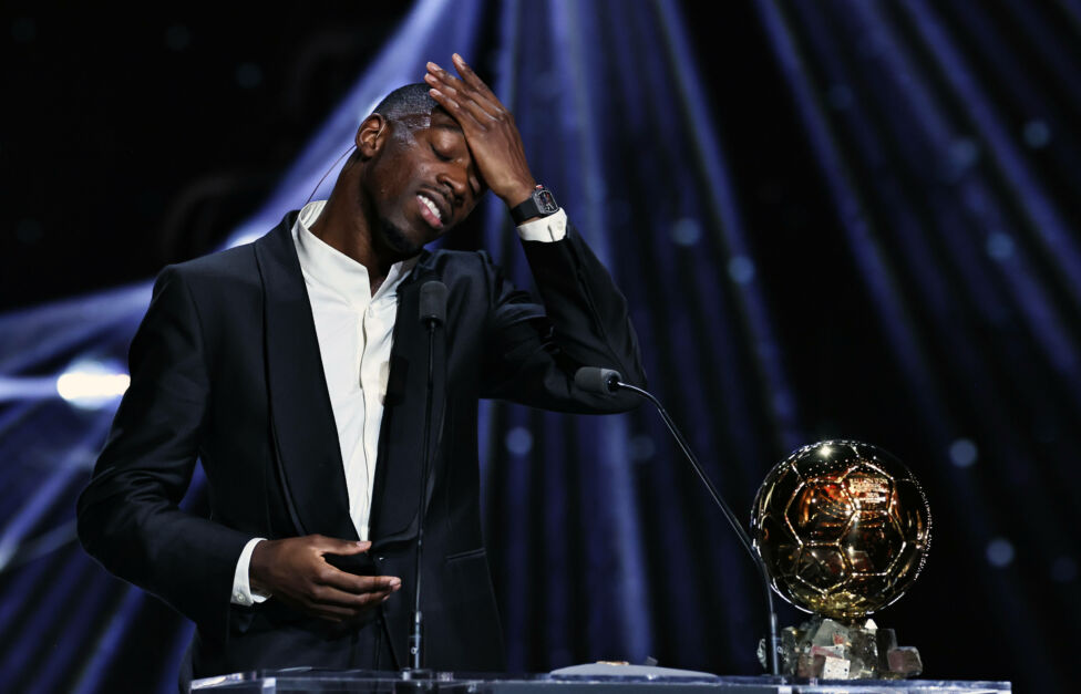 Mit dem "Heiligen Gral" in der Hand wurde Ousmane Dembele dann doch weitaus emotionaler, als er es sich vorgestellt hatt