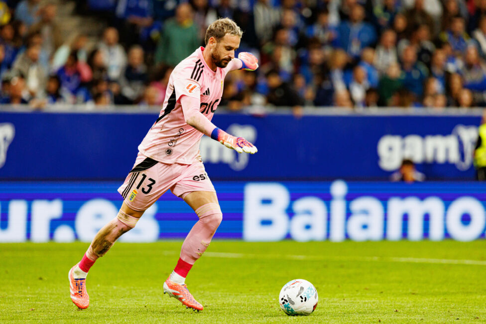 Der spanische Fußball-Meister FC Barcelona muss mehrere Wochen ohne Torhüter Joan Garcia auskommen.