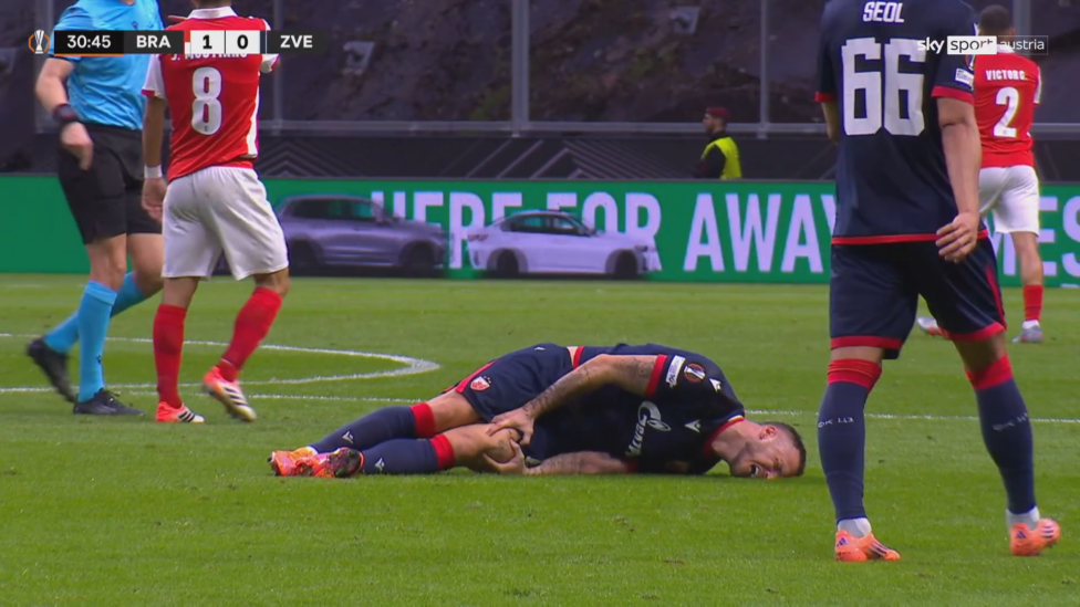 Sorge um ÖFB-Rekordtorschütze Marko Arnautovic! Der 36-Jährige musste in der ersten Hälfte des Europa-League-Spiels von 