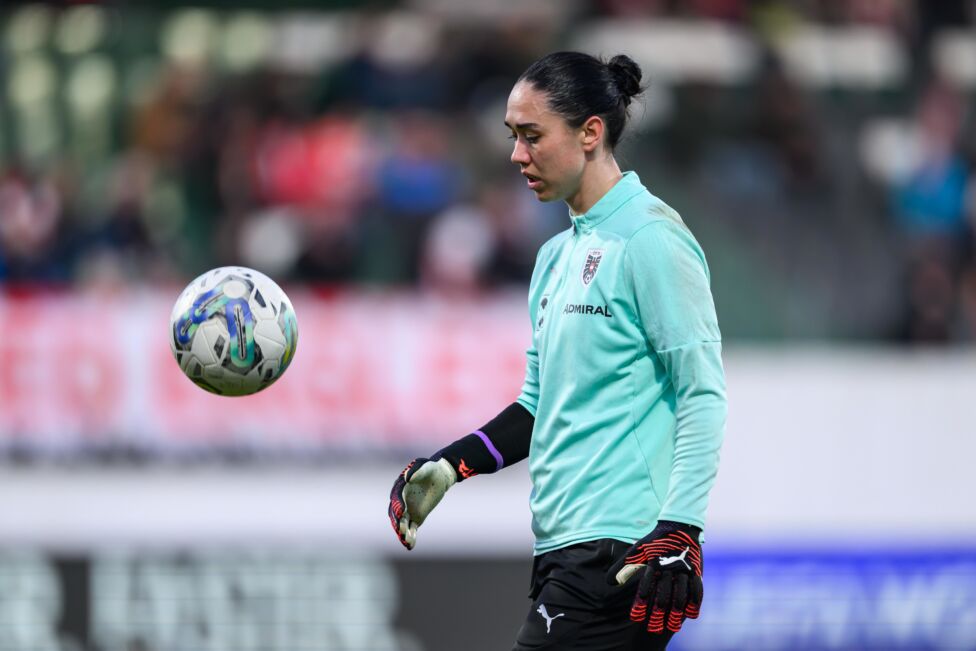 Österreichs Teamtorhüterin Manuela Zinsberger hat sich im Training ihres Klubs FC Arsenal einen Kreuzbandriss zugezogen.