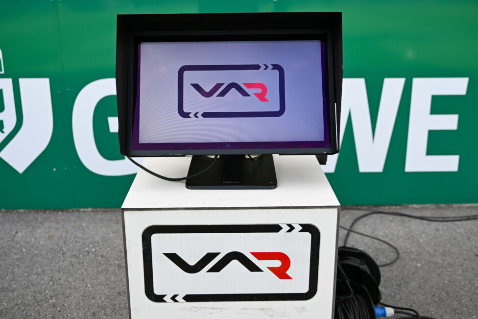 Der Video Assistant Referee (VAR) steht in Österreich vor einer ungewissen Zukuft