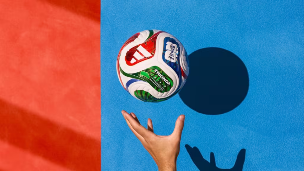 Der Ball für die WM 2026 heißt Trionda. Das Spielgerät für das Turnier im kommenden Jahr ist in den Farben rot, grün und