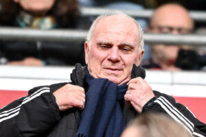 Wenn es nach einem langjährigen Weggefährten geht, sollte sich Uli Hoeneß beim FC Bayern endgültig zurückziehen.