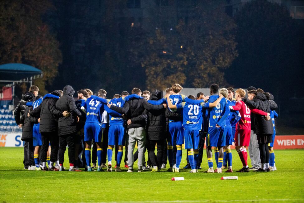 Beim von einer Insolvenz bedrohten Zweitligisten SV Stripfing sind wegen offener Gehaltszahlungen am Samstagabend acht S