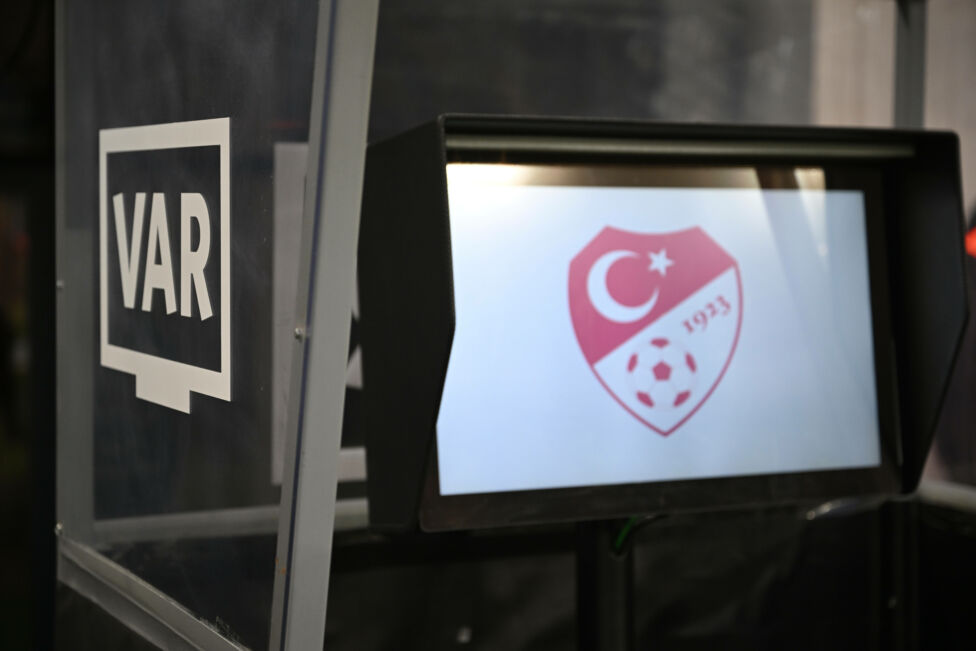 Der türkische Fußballverband (TFF) hat im Zuge der Ermittlungen in einem Wettskandal über 100 Profis gesperrt