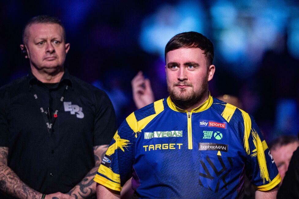 Darts-Weltmeister Luke Littler ist an die Spitze der Weltrangliste gestürmt.