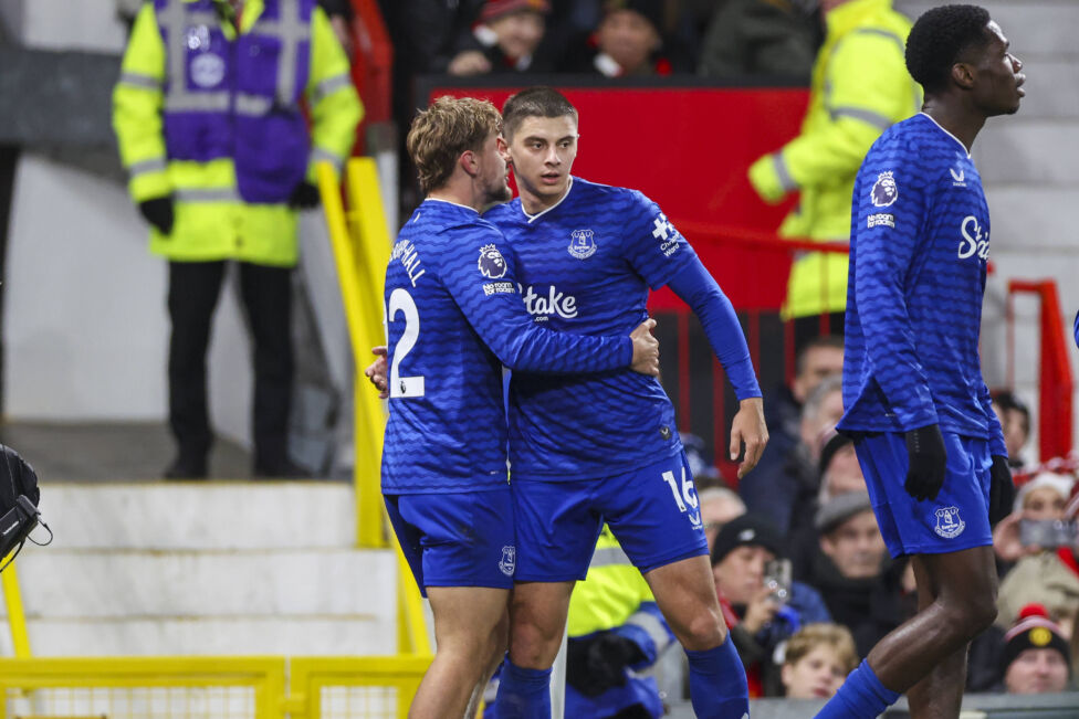 Idrissa Gueye vom englischen Erstligisten FC Everton hat im Duell bei Manchester United auf kuriose Art und Weise die Ro