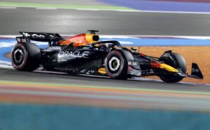 Mit einem erfolgreichen Strategie-Poker und dem Sieg beim Großen Preis von Katar hat Max Verstappen die Entscheidung im 
