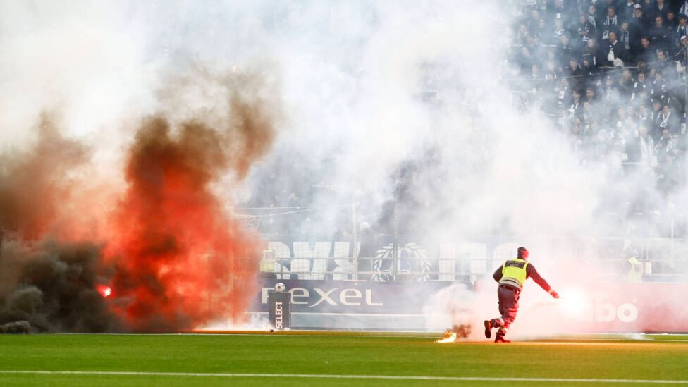 Irgendwann brannte sogar der Kunstrasen: Fußballfans haben beim Relegations-Rückspiel für die höchste schwedische Spielk