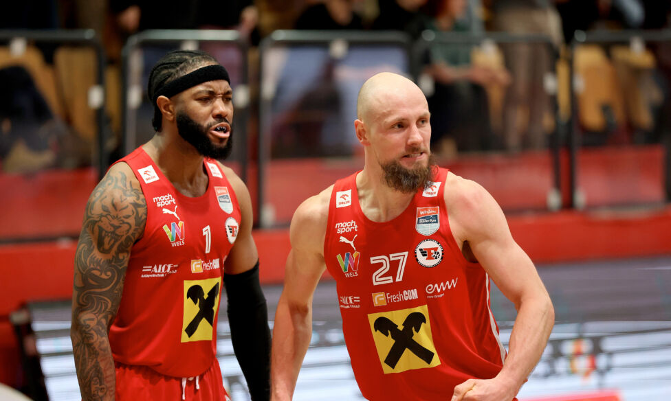 Die Flyers Wels haben ihre Tabellenführung in der Basketball-Superliga (BSL) mit einem eindrucksvollen Derbysieg behaupt