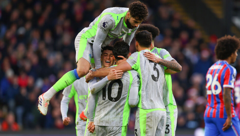 Manchester City hat in der englischen Fußball-Premier-League den Rückstand auf Arsenal wieder auf zwei Punkte verkürzt