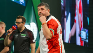 Mensur Suljovic steht bei der Darts-Weltmeisterschaft im Alexandra Palace von London in der zweiten Runde