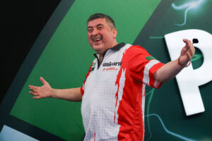 Mensur Suljovic (Bild) fordert bei der Darts-WM den Titelverteidiger und Jungstar der Szene