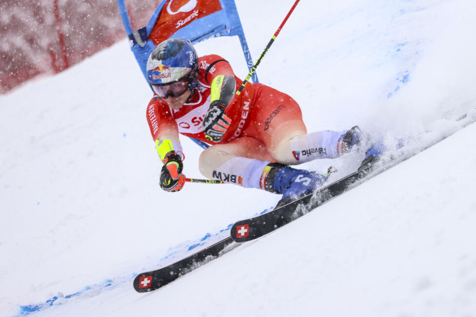 Marco Odermatt (Bild) hat sich mit einer weiteren brillanten Vorstellung in Adelboden die Halbzeitführung im Riesentorla