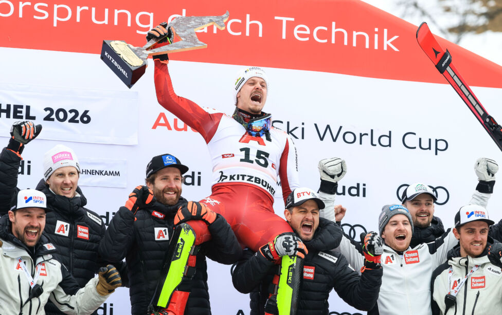 Von den Emotionen übermannt, streckte Manuel Feller die Goldene Gams für den Gewinn des Kitzbühel-Slaloms in den Himmel