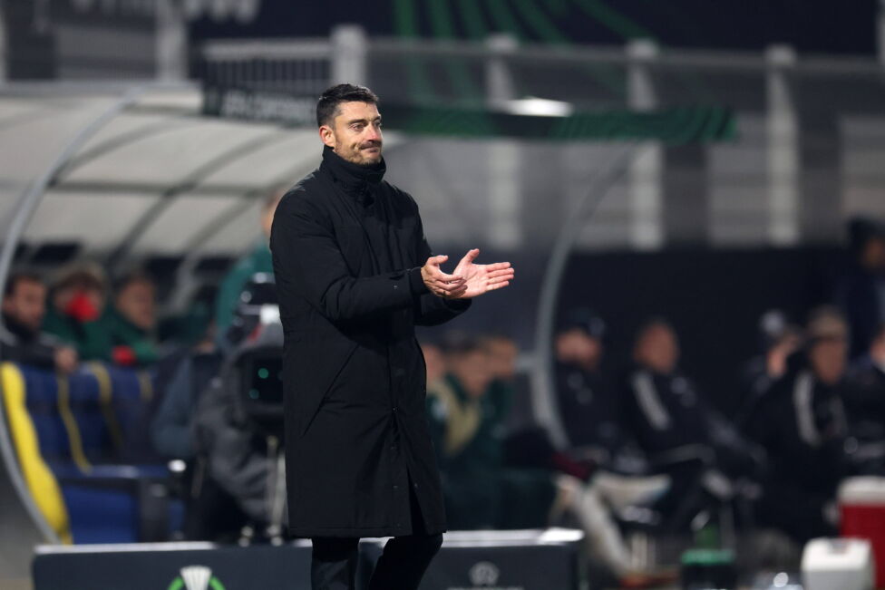 Eintracht Frankfurt hat den Spanier Albert Riera als Nachfolger für den entlassenen Cheftrainer Dino Toppmöller verpflic