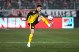 Der FC Chelsea holt Dortmund-Verteidiger Aaron Anselmino (Bild) sofort zurück