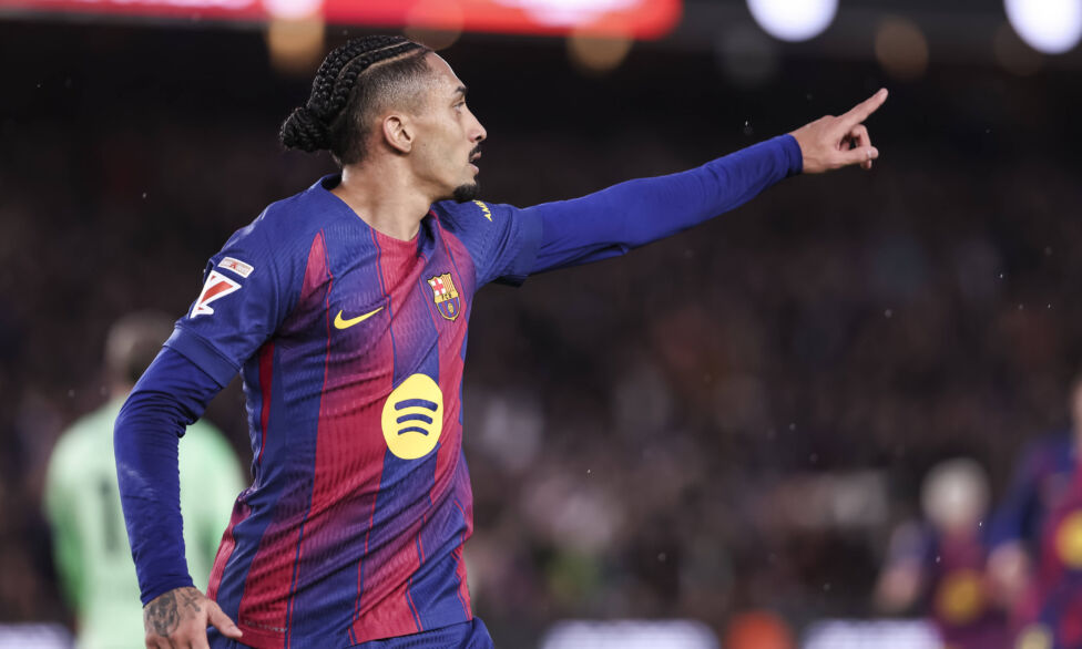 Der FC Barcelona hat am Sonntag in der spanischen Fußballliga wieder die Tabellenspitze übernommen