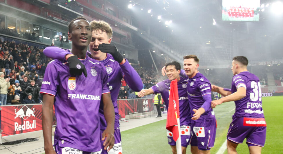 Zum Frühjahrsauftakt in der ADMIRAL Bundesliga gibt es gleich eine große Überraschung: Die Austria führt in Salzburg