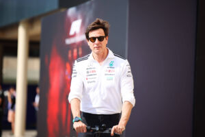 Teamchef Toto Wolff will von einer klaren Favoritenrolle von Mercedes für die anstehende große Reform-Saison der Formel 