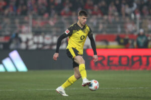 Aaron Anselmino (Bild) wird nicht zu Borussia Dortmund zurückkehren