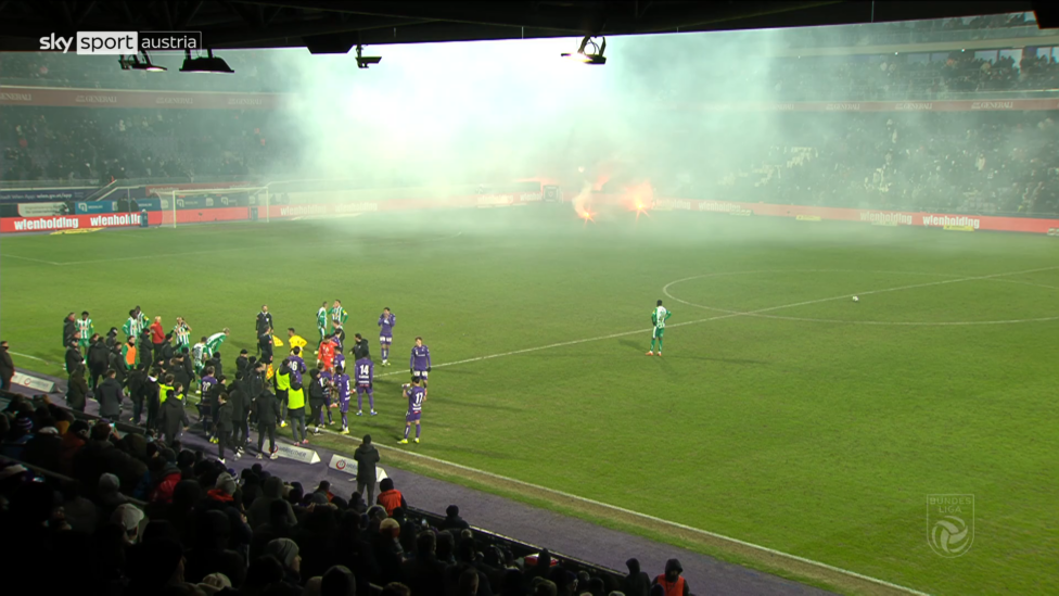 Das 348. Wiener Derby ist von unschönen Szenen kurz vor Spielende überschattet worden - Rapid-Fans sorgten für eine Unte