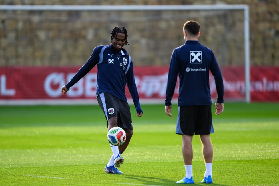 Carney Chukwuemeka (Bild, links) hat am Montagabend in Marbella sein erstes Training mit dem österreichischen Fußball-Na
