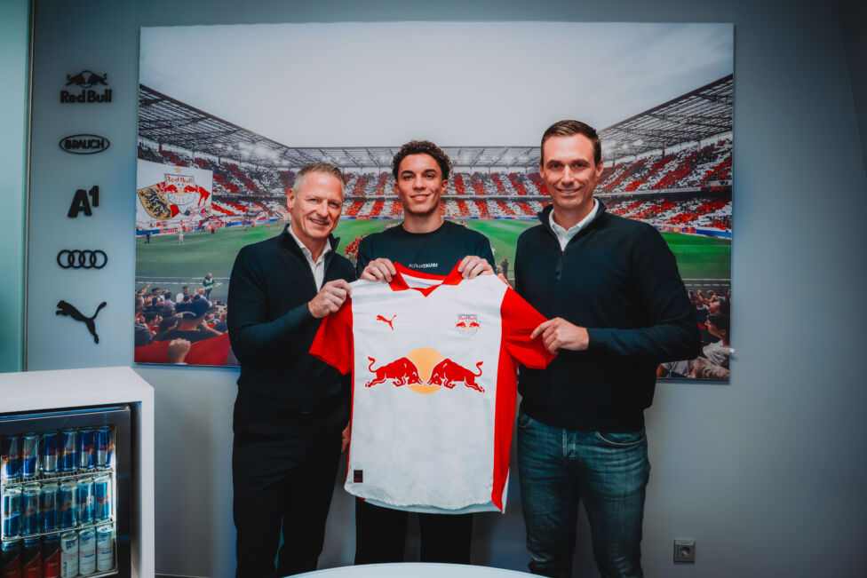 Red Bull Salzburg zieht Abwehr-Talent Jakob Pokorny hoch.