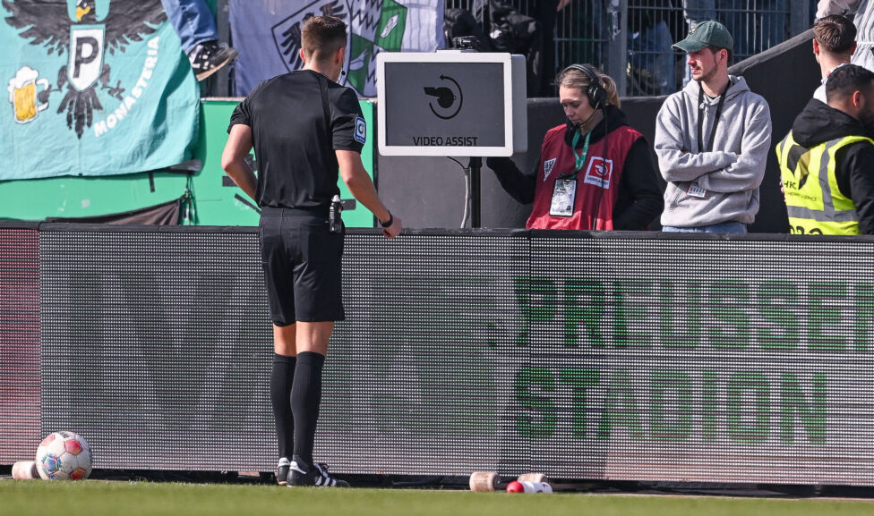 Beim Zweitliga-Spiel zwischen Münster und Hertha BSC will der Schiedsrichter ein Foul überprüfen. Doch der Bildschirm bl