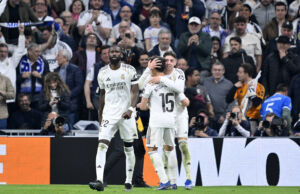Real bleibt dem FC Barcelona nach einem Sieg im Madrider Derby auf den Fersen. Nachdem der Tabellenführer aus Katalonien