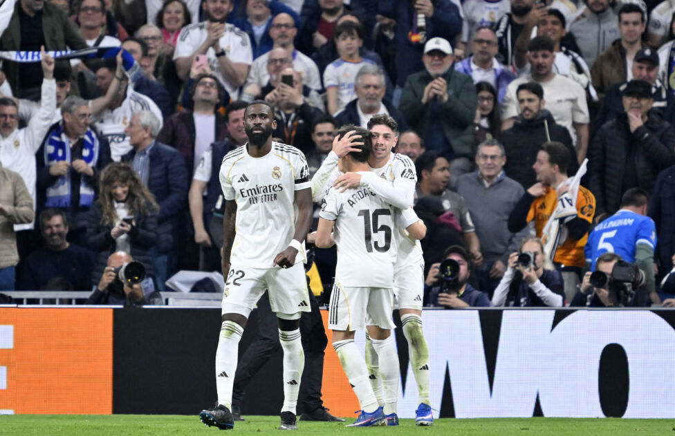 Real bleibt dem FC Barcelona nach einem Sieg im Madrider Derby auf den Fersen. Nachdem der Tabellenführer aus Katalonien