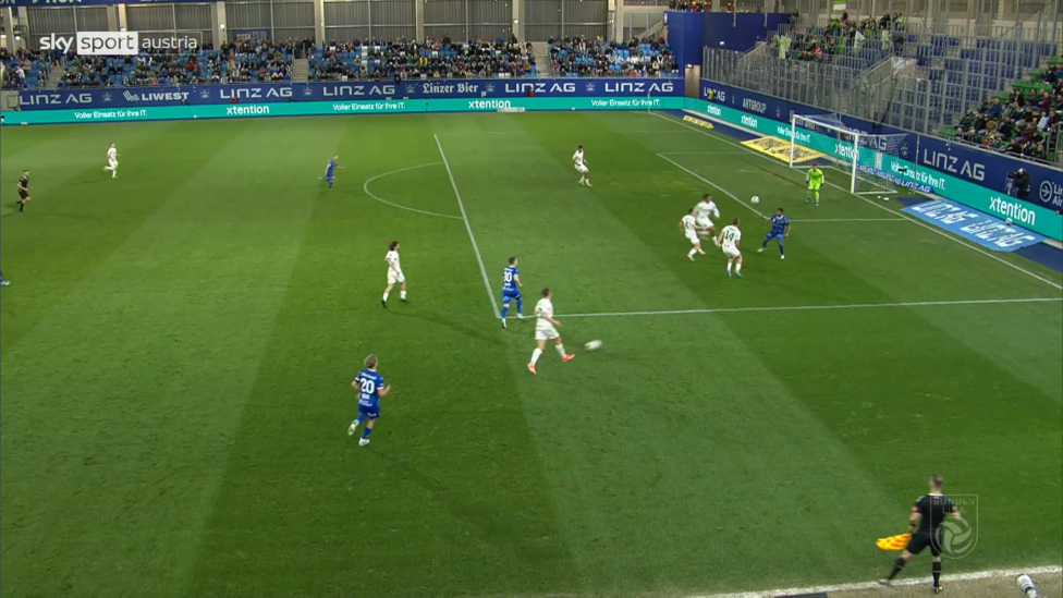 Kuriose Szenen gegen Ende der ersten Hälfte bei Blau-Weiß Linz gegen WSG Tirol: Die Gastgeber bekamen binnen weniger Min