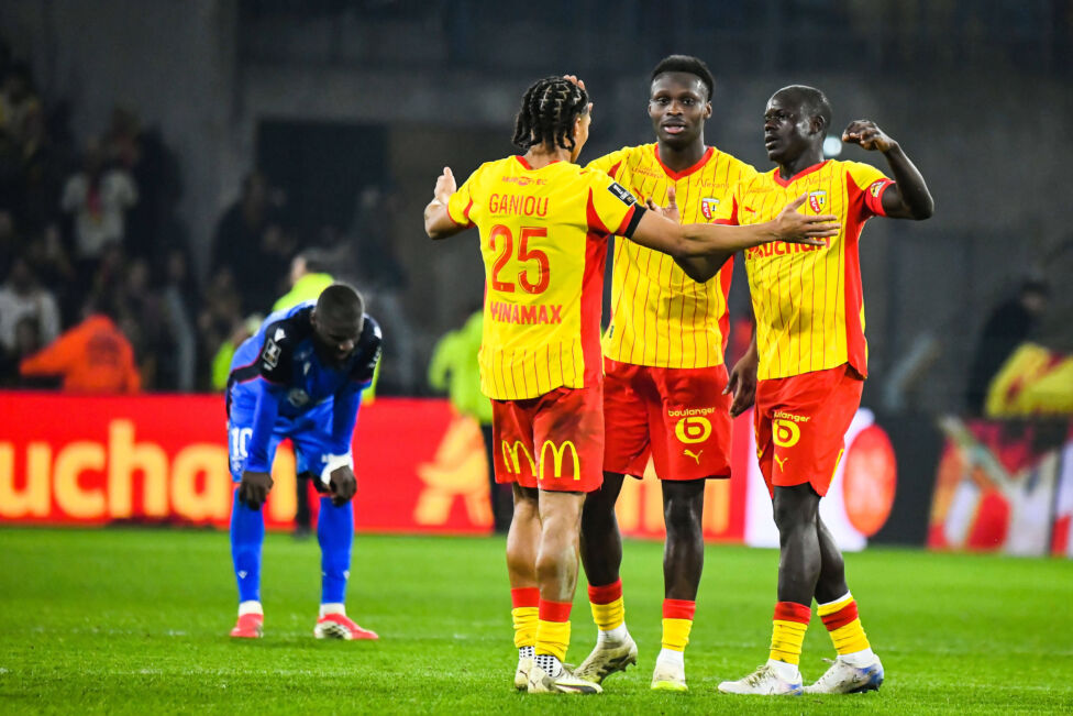 Samson Baidoo bleibt mit RC Lens in der französischen Meisterschaft an Spitzenreiter Paris Saint-Germain dran.