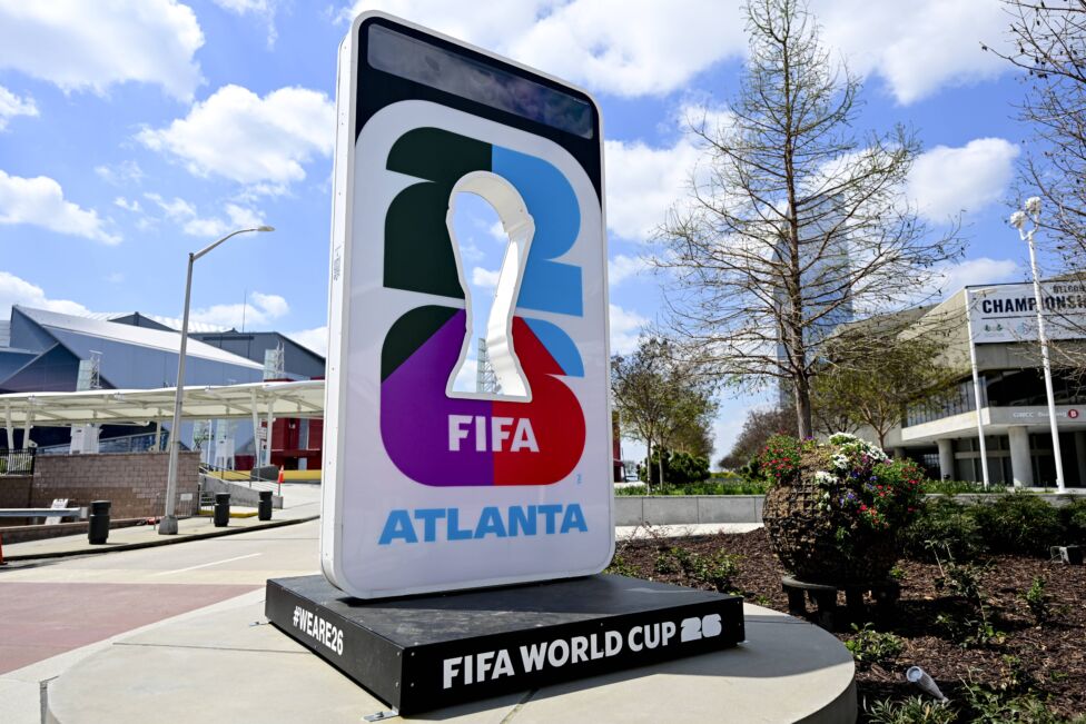 Europaweit haben Fußballfans empört auf die exorbitanten Preise für Transporttickets bei der WM im Sommer reagiert