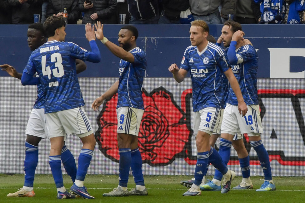 Kein Edin Dzeko, kein Problem: Schalke 04 hat auch ohne seinen an der Schulter verletzten Starstürmer die Tabellenführun