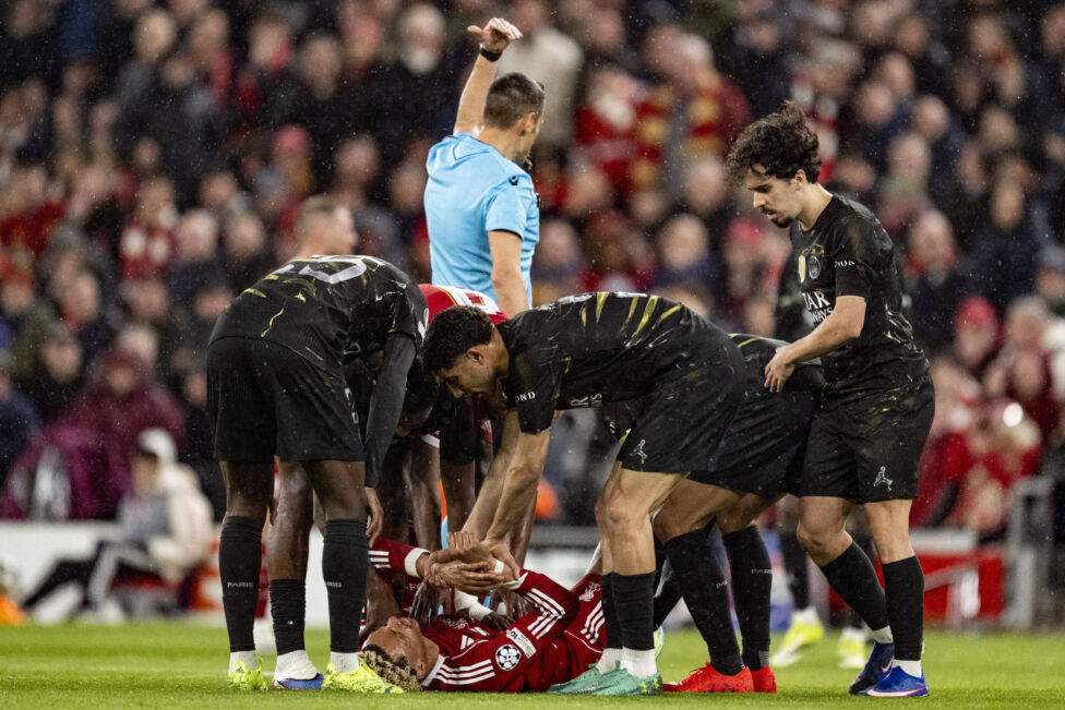 Großer Schock für den FC Liverpool: Torjäger Hugo Ekitike hat sich im Viertelfinal-Rückspiel gegen Paris St. Germain (li