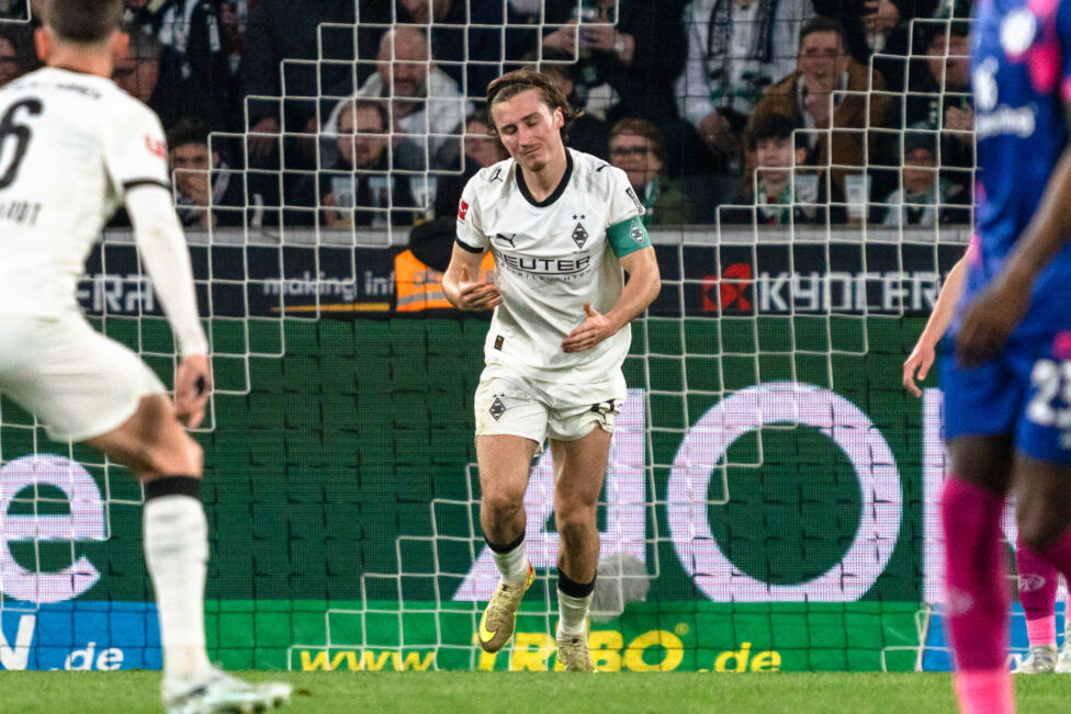 Moritz Nicolas hockte nach dem späten Schock in der Nachspielzeit noch lange in seinem Tor, seine Mitspieler standen ent