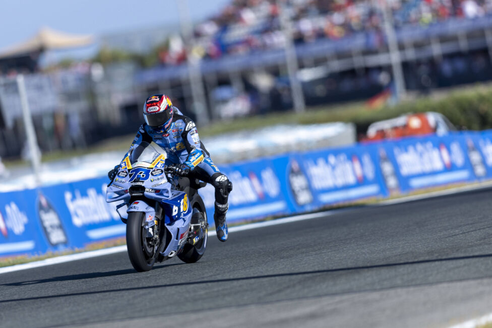 Auf der Jagd nach seinem Jubiläumssieg ist MotoGP-Weltmeister Marc Márquez vor Heimkulisse in Jerez heftig abgeflogen. B