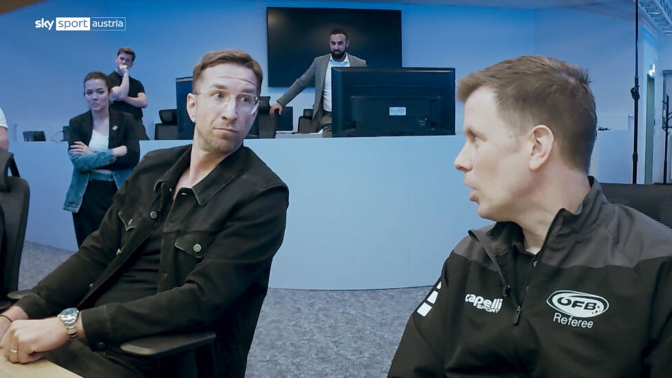 Sky-Experte Marc Janko ist am ÖFB-Campus beim VAR Österreich zu Gast - gemeinsam mit Schiedsrichter Markus Hameter blick