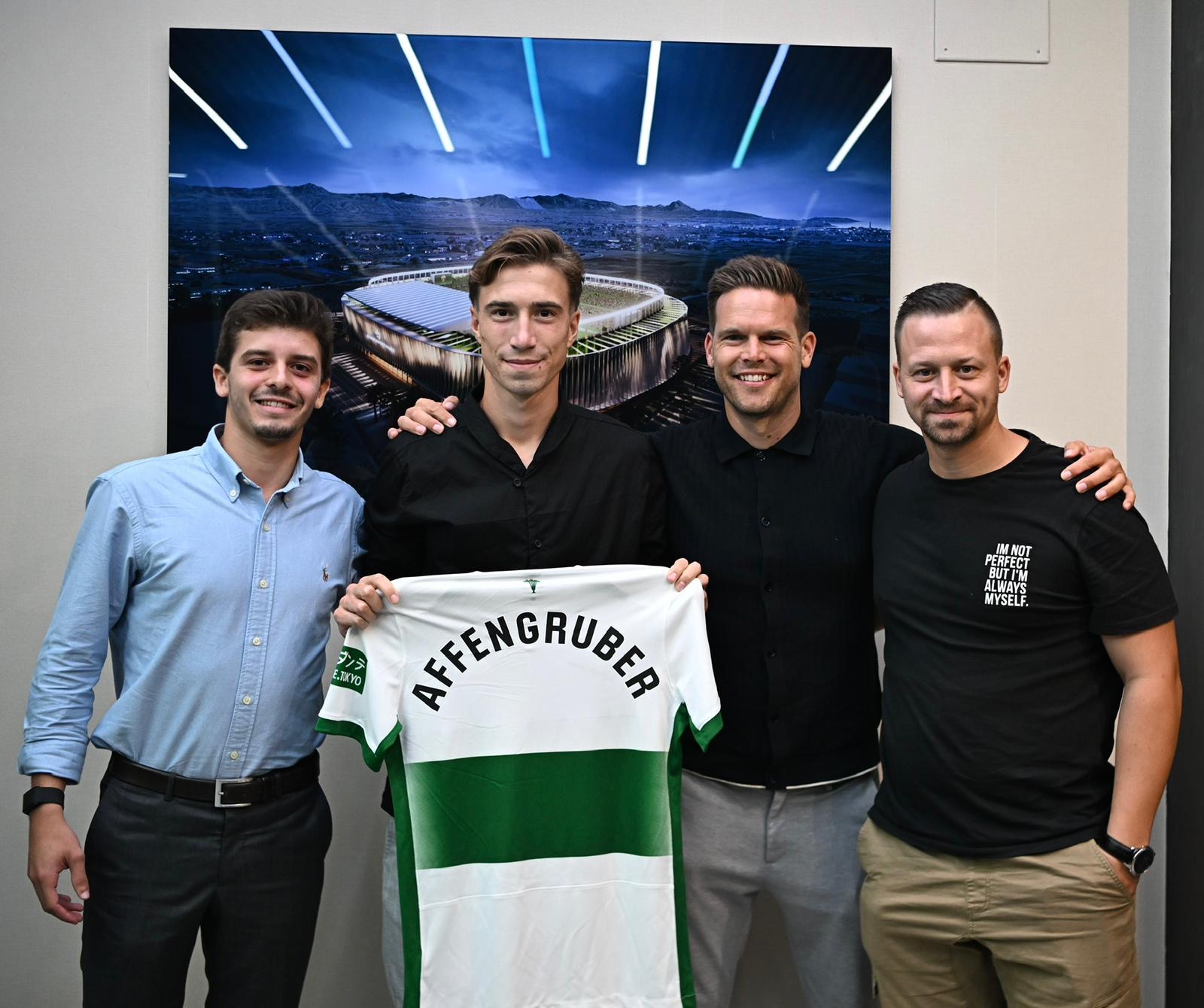 David Affengruber mit Berater & feel soccer-CEO Marc Behrenbeck (2.v.re.) beim Wechsel zu Elche