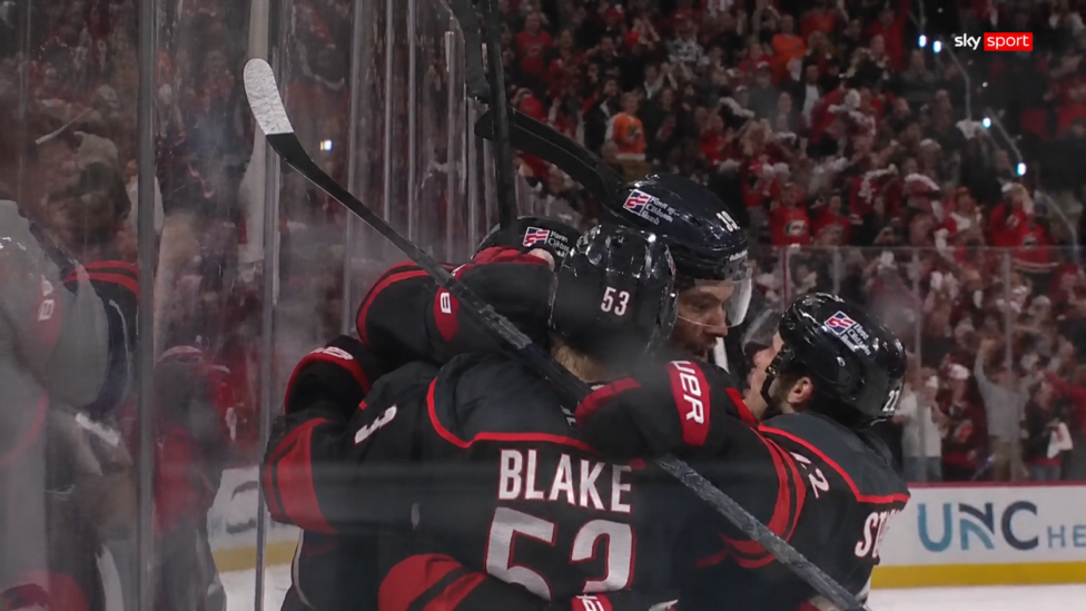 Die Carolina Hurricanes haben in der zweiten Playoff-Runde der nordamerikanischen Eishockeyliga NHL auch das zweite Duel
