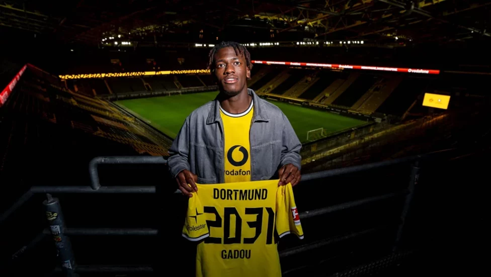 er Wechsel von Salzburg-Verteidiger Joane Gadou (Bild) zu Borussia Dortmund ist perfekt